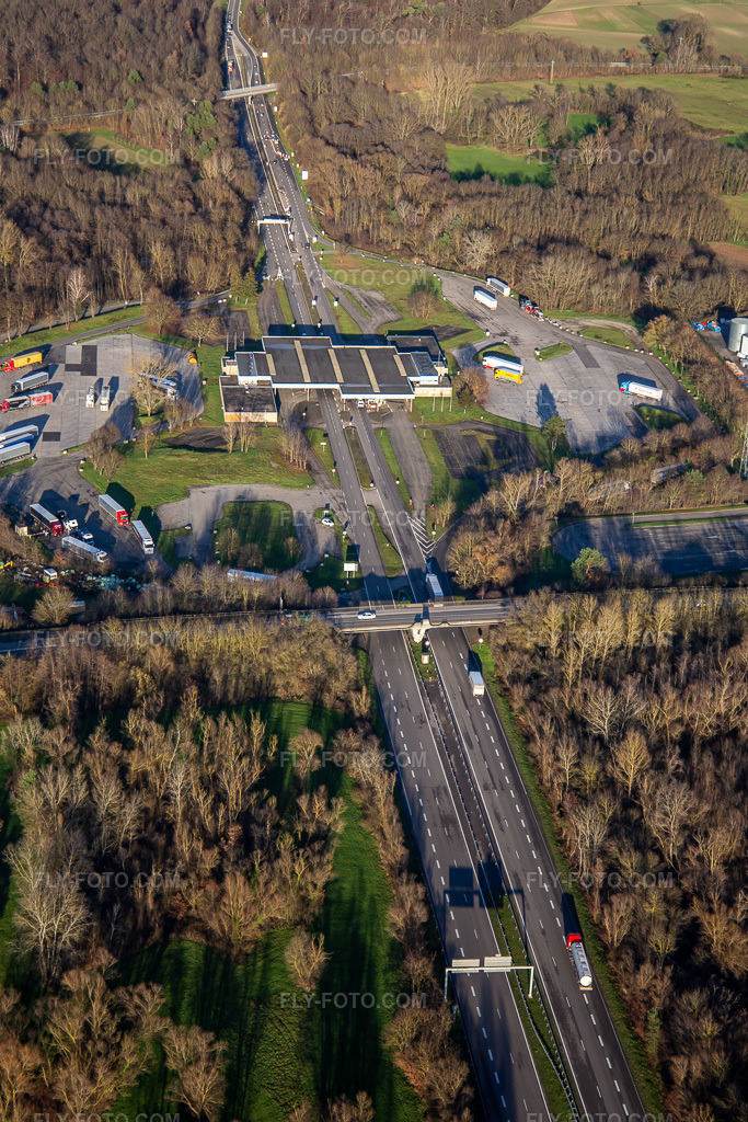 Aerial view: German-French border crossing Scheibenhardt A35/B9 in Scheibenhard in the state Bas-Rhin, France.Photo: IMG_135717.jpg taken on 01/03/2023 by Werner Riehm/FLY-FOTO.comResolution of the original: 3648 x 5472 px