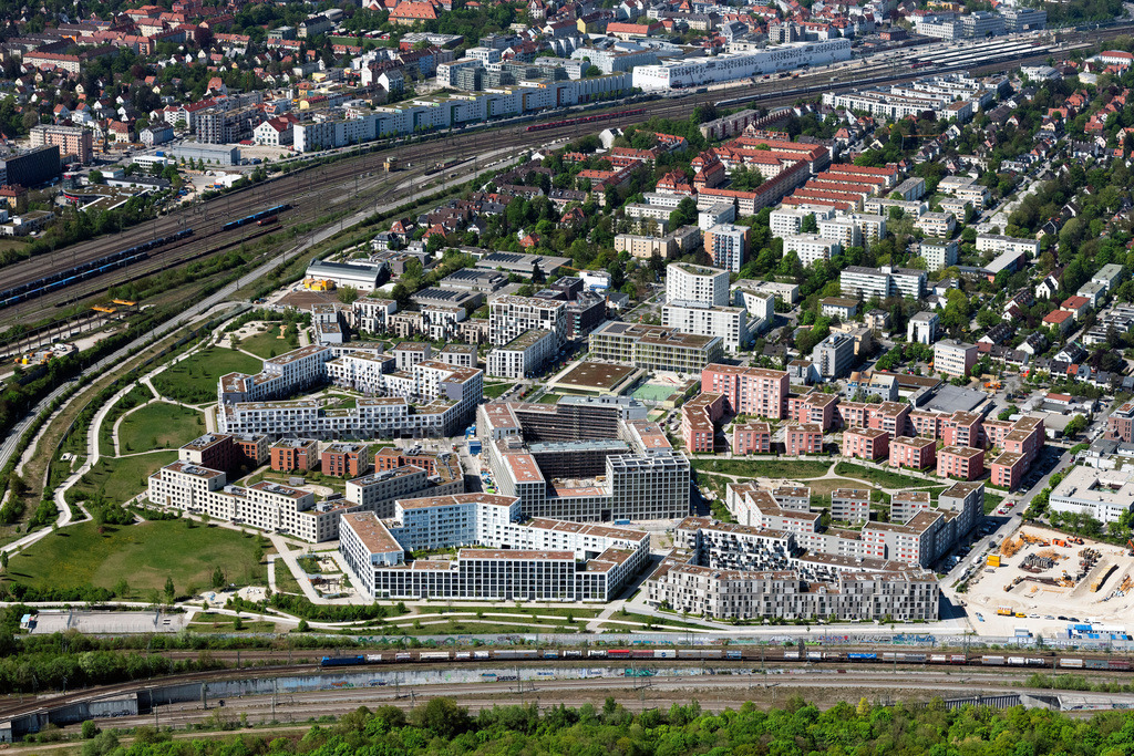dr__0064324.jpg | MüNCHEN 29.04.2025 Wohngebiet der Mehrfamilienhaussiedlung Stadtquartier Paul-Gerhardt-Allee - Berduxstraße - Hildachstraße - Hermine-von-Parish-Straße im Ortsteil Pasing-Obermenzing im Ortsteil Pasing-Obermenzing in München im Bundesland Bayern, Deutschland. Weiterführende Informationen bei: Aurelis Real Estate GmbH,  Baywobau Baubetreuung GmbH. // Residential area of the multi-family house settlement on Paul-Gerhardt-Allee - Berduxstrasse - Hildachstrasse - Hermine-von-Parish-Strasse in the district Pasing-Obermenzing in Munich in the state Bavaria, Germany. Further information at: Aurelis Real Estate GmbH,  Baywobau Baubetreuung GmbH. Foto: Daniel Reiter