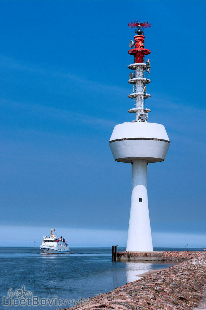 Radarturm Neuwerk | Auch dieses Bild entstand in Hamburg-Mitte – der Radarturm steht direkt neben dem zum Fähranleger der Insel Neuwerk führenden Fahrwasser im Nationalpark Hamburgisches Wattenmeer. - Realisiert mit Pictrs.com
