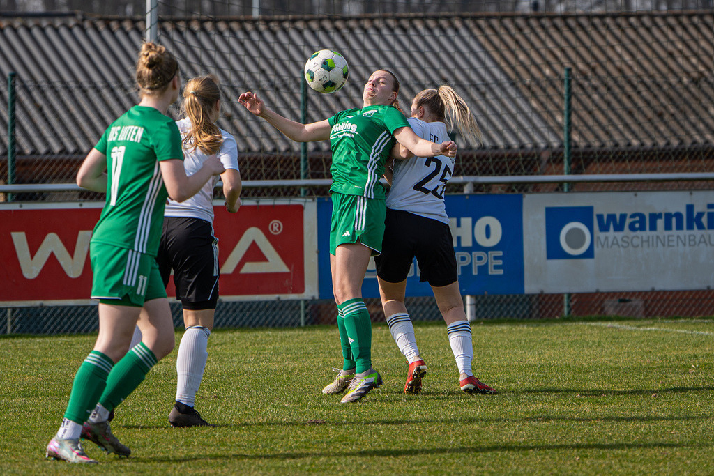 Fußball I Frauen I Saison 2025-2026 I Oberliga Niedersachsen I 15. Spieltag I TuS Lutten - FC Jesteburg-Bendestorf I 6547 | jns.sportfotos - Realisiert mit Pictrs.com