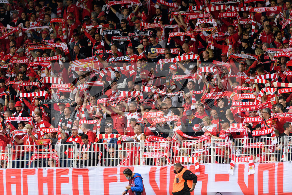 FCUBMG20210829_094 | Fussball, Herren: . Fans vom 1. FC Union Berlin beim Spiel der 1. Bundesliga zwischen 1. FC Union Berlin und Borussia Moenchengladbach im Stadion An der Alten Foersterei am 29.08.2021 in Berlin, Deutschland. - Realisiert mit Pictrs.com