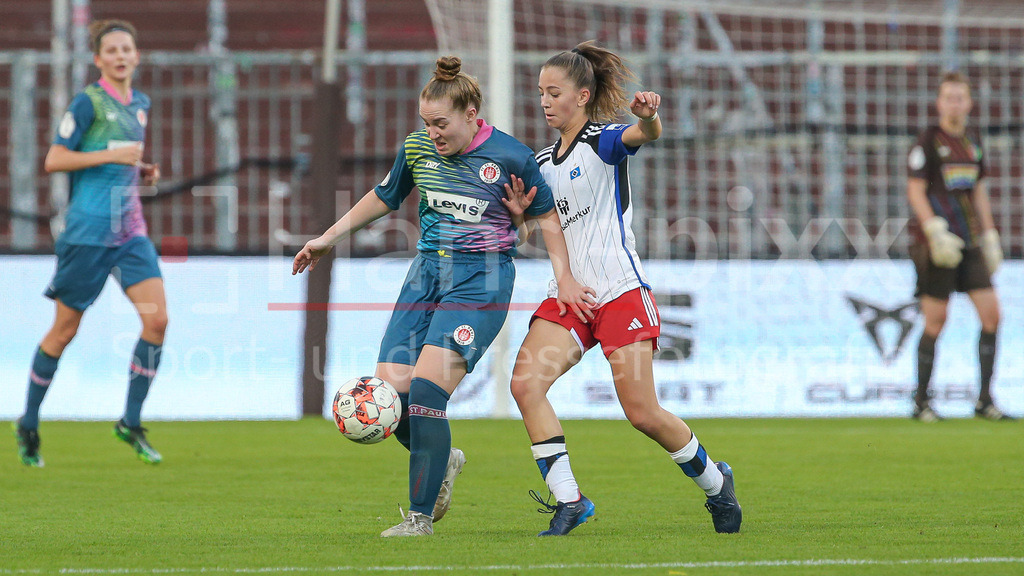 Fussball, DFB-Pokal Frauen, FC St. Pauli - Hamburger SV | v.li.: Pauline Ginsberg (FC St. Pauli, 15) und Hannah Günther (Hamburger SV, 6) im Zweikampf, Duell, Dynamik, Aktion, Action, Spielszene, DIE DFB-RICHTLINIEN UNTERSAGEN JEGLICHE NUTZUNG VON FOTOS ALS SEQUENZBILDER UND/ODER VIDEOÄHNLICHE FOTOSTRECKEN. DFB REGULATIONS PROHIBIT ANY USE OF PHOTOGRAPHS AS IMAGE SEQUENCES AND/OR QUASI-VIDEO.