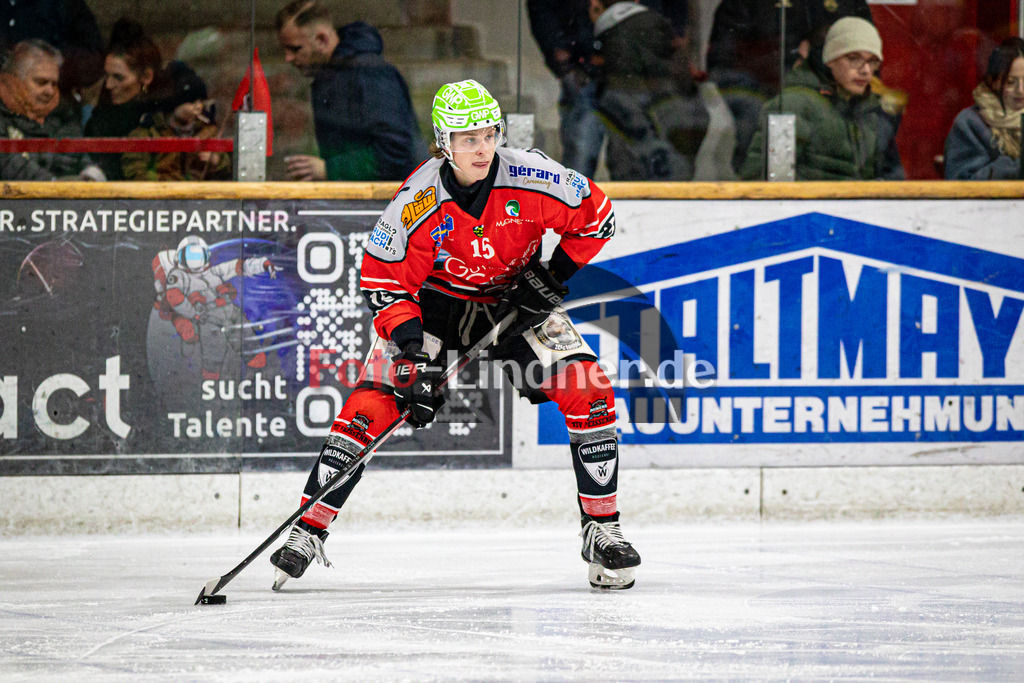 TSV Peißenberg MINERS gegen EHC Waldkraiburg DIE LÖWEN | Eishockey Bayernliga Herren Vorrunde 2024/25, TSV Peißenberg MINERS gegen EHC Waldkraiburg DIE LÖWEN, 20250124,Ryan MURPHY (MINERS 15) in Aktion,2025-01-24 in Peißenberg (Eisstadion Peißenberg)Ryan MURPHY (MINERS 15)Copyright: WolfgangxLindner foto-lindner.de