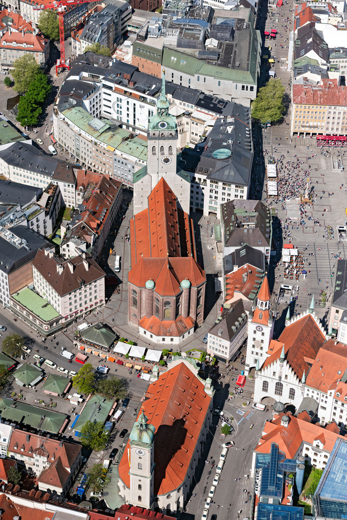 dr__0063590.jpg | MüNCHEN 29.04.2025 Kirchengebäude Pfarrkirche Sankt Peter deren Turm im Volksmund Alter Peter genannt wird in München im Bundesland Bayern, Deutschland. // Church building Pfarrkirche Sankt Peter ofen Turm in Volksmund Alter Peter genannt wird in Munich in the state Bavaria, Germany. Foto: Daniel Reiter