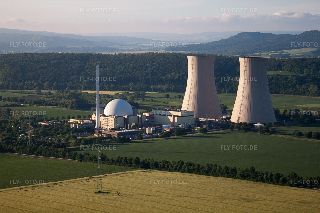 Luftbild: Reaktorblöcke, Kühlturmbauwerke und Anlagen des AKW - KKW Atomkraftwerk - Kernkraftwerk Kernkraftwerk Grohnde an der Weser im Ortsteil Grohnde in Emmerthal im Bundesland Niedersachsen in Deutschland. Foto: IMG_65026.jpg vom 23.05.2014 durch Werner Riehm/FLY-FOTO.de