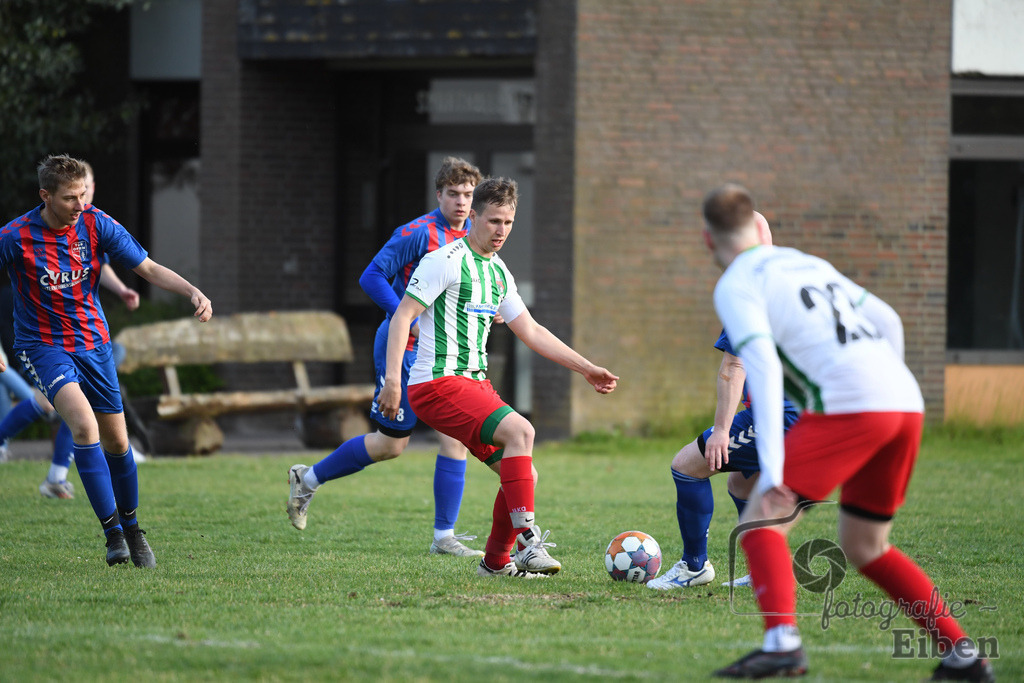 TuS Ofen-SG FriPe | Herren 1. Kreisklasse Süd, Jade-Weser-Hunte; TuS Ofen (blau)-SG FriPe (weiß) am 28.05.2025; in Ofen (), Photo: Philip Eiben 2025 - Realisiert mit Pictrs.com