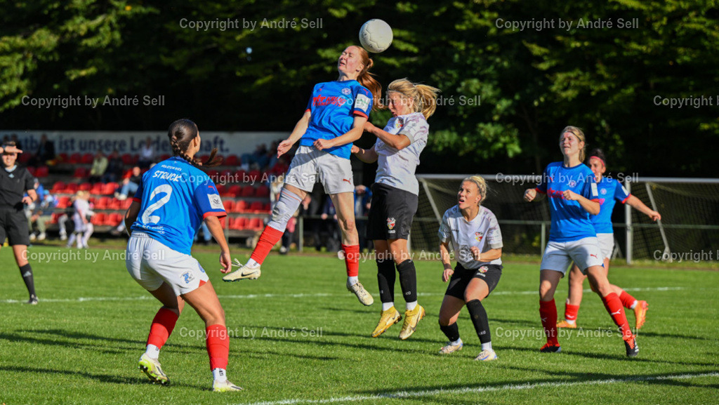 Kieler MTV vs Holstein Kiel | Alina-Sophie Steiner (KMTV #10) &amp; Tara Brozi (KMTV #9) / Mia-Lotta Struck (Holstein #2) &amp; Kira Hasse (Holstein #24) &amp; Ronja Jürgensen (Holstein #8)Fußball-Regionalliga Nord Frauen 2024/2025 / Kieler MTV vs Holstein Kiel / Hauptplatz Schilksee / Kiel / 06.10.24 - Realisiert mit Pictrs.com
