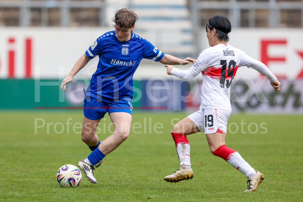 Fussball, 2. Frauen-Bundesliga, SV Meppen - VfB Stuttgart | v.li.: Lea Mauly (SV Meppen, 19) und Yuka Hirano (VfB Stuttgart, 19) im Zweikampf, Duell, Dynamik, Aktion, Action, Spielszene, DIE DFB-RICHTLINIEN UNTERSAGEN JEGLICHE NUTZUNG VON FOTOS ALS SEQUENZBILDER UND/ODER VIDEOÄHNLICHE FOTOSTRECKEN. DFB REGULATIONS PROHIBIT ANY USE OF PHOTOGRAPHS AS IMAGE SEQUENCES AND/OR QUASI-VIDEO.