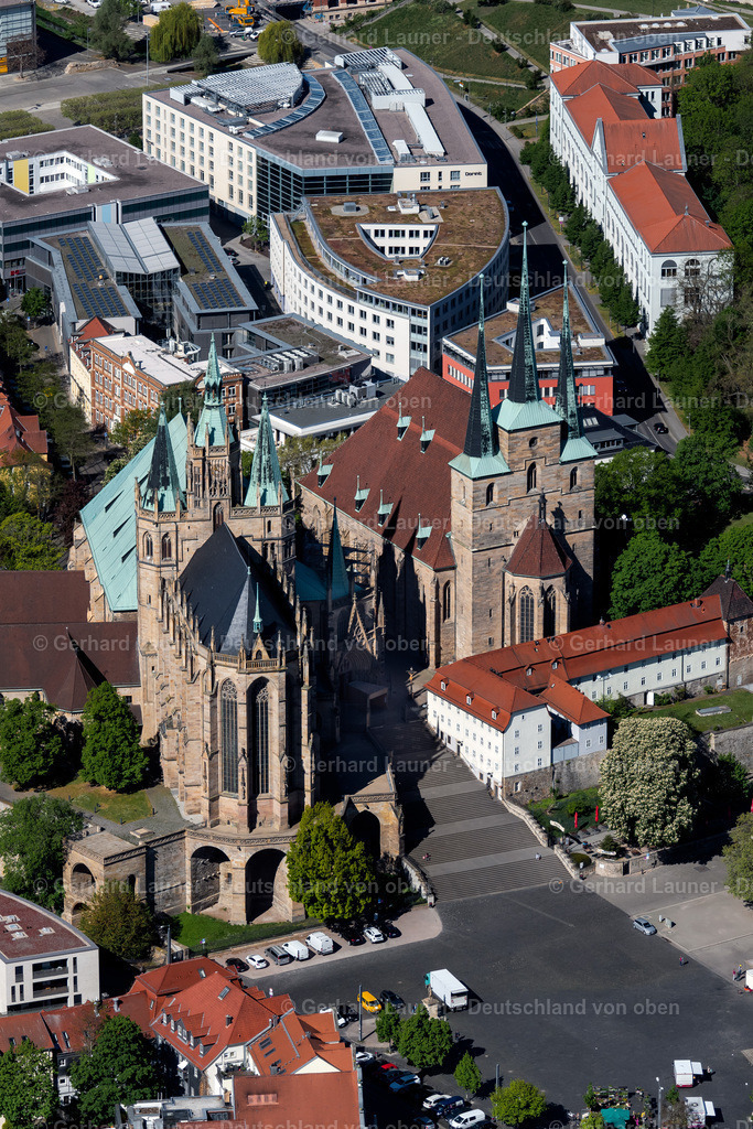 4026376 | ERFURT 07.05.2020 Kirchengebäude des Domes und Katholisches Pfarramt St. Severi an den Domstufen in Erfurt im Bundesland Thüringen. // Church building of the cathedral and catholic rectory st. severi of Erfurt in the state Thuringia. Foto: Gerhard Launer