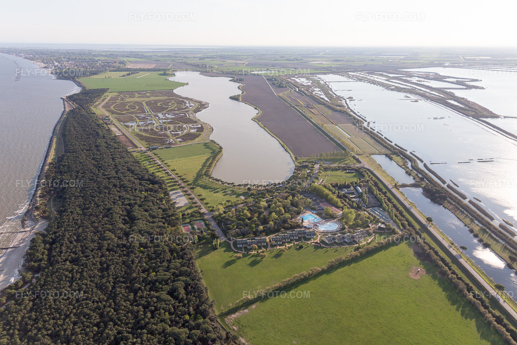Aerial view: View of the town in Lido di Volano in the state Emilia Romagna, Italy. – Photo: IMG_098634.jpg taken on 04/06/2017 by Werner Riehm/FLY-FOTO.com – Resolution of the original: 5472 x 3648 px