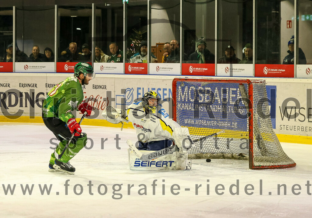 2023-12-26_097_TSV_Erding_gegen_ERV_Schweinfurt | Erding, Deutschland, 26.12.2023:
Eishockey, Bayernliga Vorrunde 2023 / 2024, 20. Spieltag, TSV Erding gegen ERV Schweinfurt, Endergebnis: 9:3

Petr Pohl (Erding Gladiators, #61), Torwart Benedict Roßberg (ERV Schweinfurt, #42)

Foto: Christian Riedel / fotografie-riedel.net