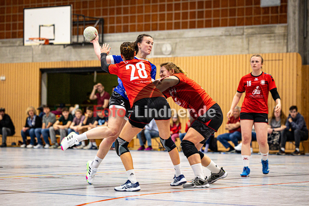 TSV Weilheim gegen SG Biessenhofen-Marktoberdorf | Handball Bezirksoberliga Frauen Alpenvorland 2024/25, TSV Weilheim gegen SG Biessenhofen-Marktoberdorf, 20250412,Antonia FRITSCH (SG Biessenhofen-Marktoberdorf 2) Wurf,2025-04-12 in Weilheim (Weilheim, Am Hardt), Antonia FRITSCH (SG Biessenhofen-Marktoberdorf 2), Katrin WICHTL (TSV Weilheim 28)Copyright: WolfgangxLindner www.foto-lindner.de