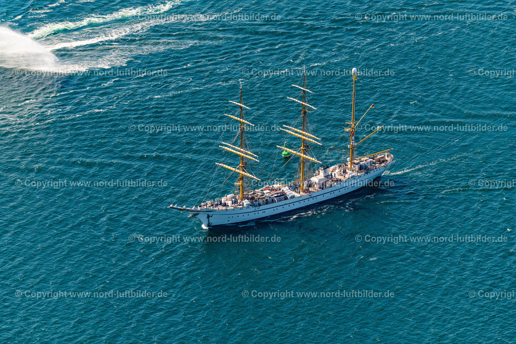 Warnemünde_Rostock_Gorch_Fock_Hanse_Sail_2022_ELS_5606100822 | ROSTOCK 10.08.2022 Segelschulschiff in Warnemünde im Bundesland Mecklenburg-Vorpommern. Die Gorch Fock beim Einlaufen der Hansesail in Warnemünde. Weiterführende Informationen bei: Marinekommando Presse- und Informationszentrum. // Sail training ship in Warnemuende in the state of Mecklenburg-Western Pomerania. The Gorch Fock when the Hansesail arrives in Warnemuende. Further information at: Marinekommando Presse- und Informationszentrum. Foto: Martin Elsen
