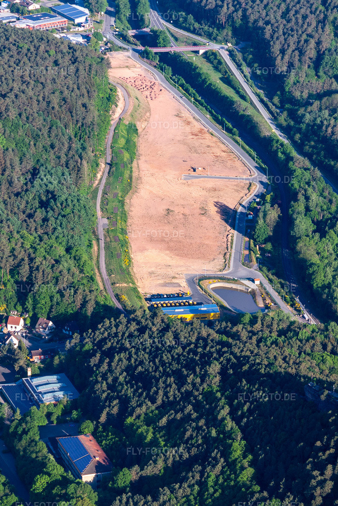 Luftbild: Entwicklungsgebiet in Wilgartswiesen im Bundesland Rheinland-Pfalz in Deutschland. – Foto: IMG_131396.jpg vom 14.05.2022 durch Werner Riehm/FLY-FOTO.de – Auflösung des Originals: 2432 x 3648 px – Luftkurort Hauenstein | Heimat zum Lieben
