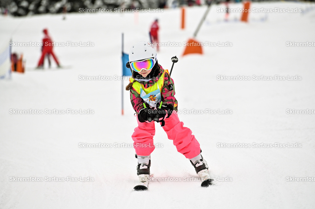 SRF_20.02.2026_0767 | Skirennfotos,Serfaus,Fiss,Ladis,Kinderskirennen,Winter,Tirol,Oberland,skirace,SFL,feelfree,weil wir's genießen,ski,Ski,skifahren,Sonnenplateau, - Realisiert mit Pictrs.com