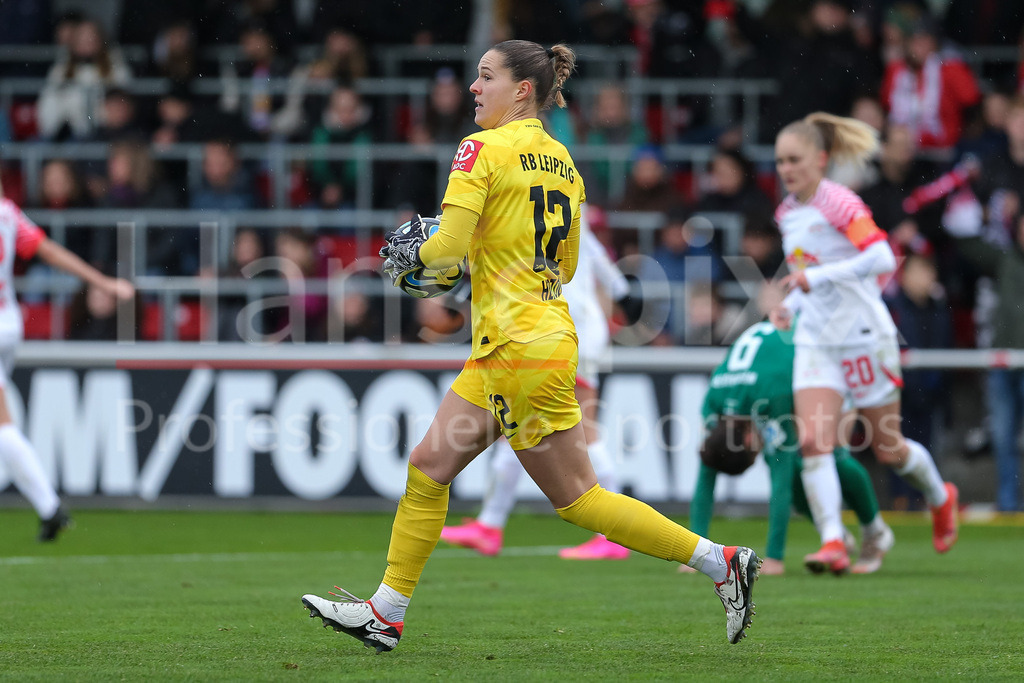 Fussball, Google Pixel Frauen-Bundesliga, RB Leipzig - SV Werder Bremen | v.li.: Elvira Herzog (Torhüterin, Torwart, RB Leipzig, 12) am Ball, Einzelbild, Ganzkörper, Aktion, Action, Spielszene, DIE DFB-RICHTLINIEN UNTERSAGEN JEGLICHE NUTZUNG VON FOTOS ALS SEQUENZBILDER UND/ODER VIDEOÄHNLICHE FOTOSTRECKEN. DFB REGULATIONS PROHIBIT ANY USE OF PHOTOGRAPHS AS IMAGE SEQUENCES AND/OR QUASI-VIDEO.