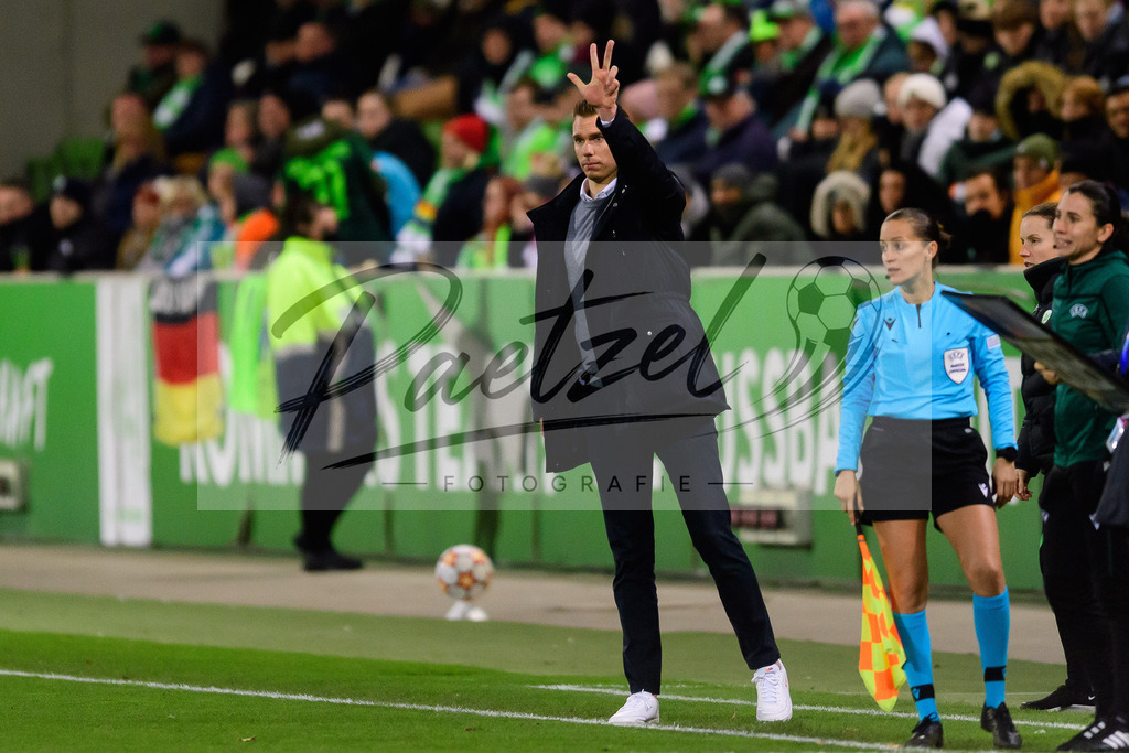 WOBJUV20211118_169 | Fussball, Frauen: Trainer Tommy Stroot (VfL Wolfsburg) gestikuliert, Gestik bei dem Spiel der UEFA Women´s Champions League zwischen VfL Wolfsburg und Juventus Turin im AOK-Stadion am 18.11.2021 in Wolfsburg, Deutschland. - Realisiert mit Pictrs.com