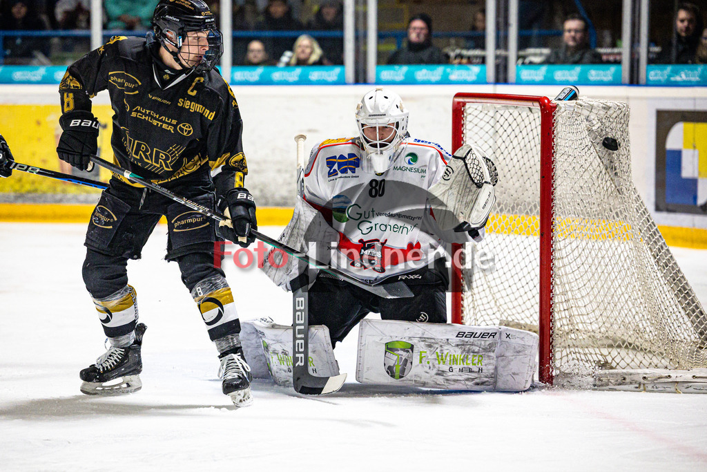 EHC Königsbrunn PINGUINE gegen TSV Peißenberg MINERS | Eishockey Bayernliga Herren Playoffs Viertelfinale 2024/25 - Spiel 1 von 7, EHC Königsbrunn PINGUINE gegen TSV Peißenberg MINERS, 20250207,Torchance Tim BULLNHEIMER (EHC 8),2025-02-07 in Peißenberg (Eisstadion Peißenberg)Tim BULLNHEIMER (EHC 8), Xaver NAGEL (MINERS Goali 80)Copyright: WolfgangxLindner foto-lindner.de