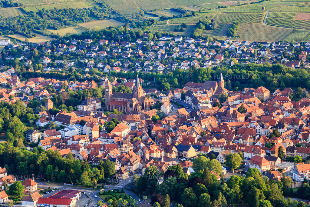 Vue aérienne: Vieille ville historique vue du sud-est à Wissembourg dans le département Bas Rhin, France – .Photo: IMG_100656.jpg prise le 02/06/2017 par Werner Riehm/FLY-FOTO.eu – Résolution de l'original: 5308 x 3539 px