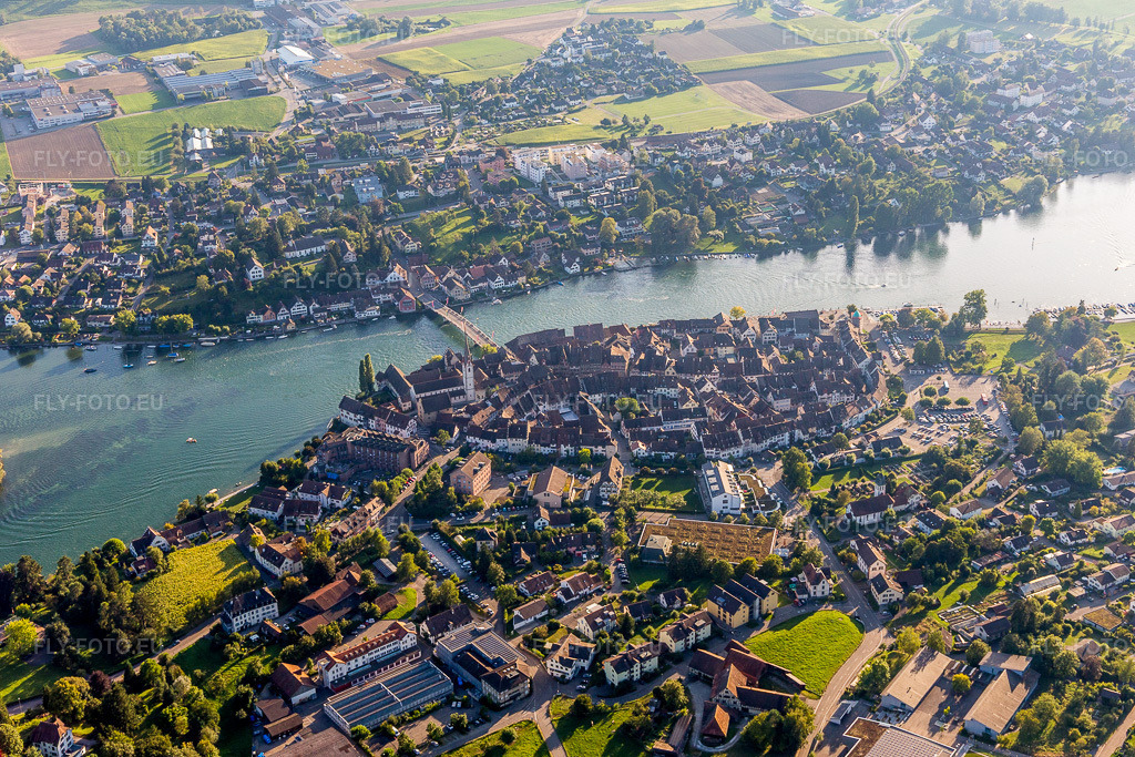 Vue aérienne: Fleuve - Ouvrage de pont sur le Rhin à Stein am Rhein dans le département Schaffhouse, Suisse. Photo: IMG_094317.jpg prise le 27/08/2016 par Werner Riehm/FLY-FOTO.eu – Résolution de l'original: 5296 x 3531 px