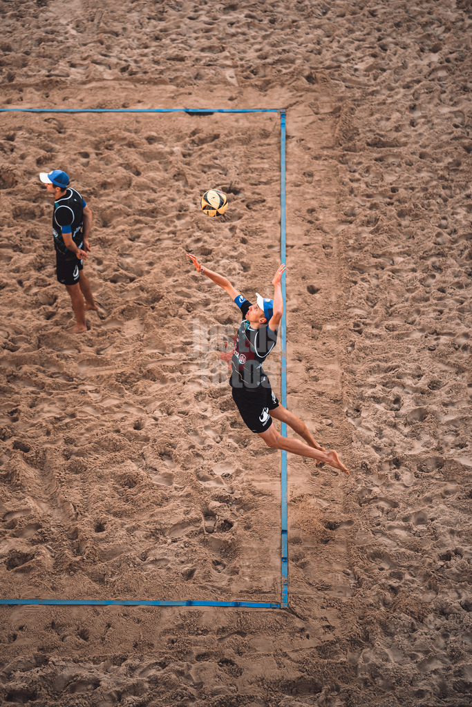 Beachvolleyball | Männer | Allianz German Beach Tour 2025 | Tourstop Berlin | 23.08.2025 | Momme Lorenz beim Aufschlag