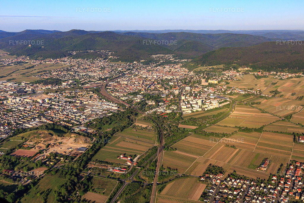 Luftbild: Ortsansicht aus Nordosten in Neustadt an der Weinstraße im Bundesland Rheinland-Pfalz in Deutschland. Foto: IMG_120606.jpg vom 26.04.2020 durch Werner Riehm/FLY-FOTO.de