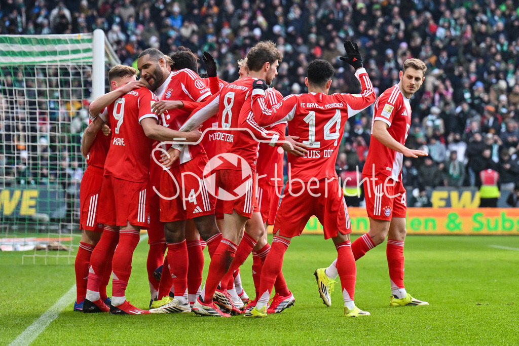 SV Werder Bremen - FC Bayern München | BREMEN, GERMANY - 14. FEBRUARY: Jubel der Bayern nach dem Treffer zum 0-1 durch Harry KANE (FC Bayern Munich 9) / Foulelfmeter / Tor / Torschuetze / Freude / Happy während dem Bundesligamatch zwischen dem SV Werder Bremen und dem FC Bayern München am 22. Spieltag im Weserstadion / DFL REGULATIONS PROHIBIT ANY USE OF PHOTOGRAPHS AS IMAGE SEQUENCES AND/OR QUASI-VIDEO