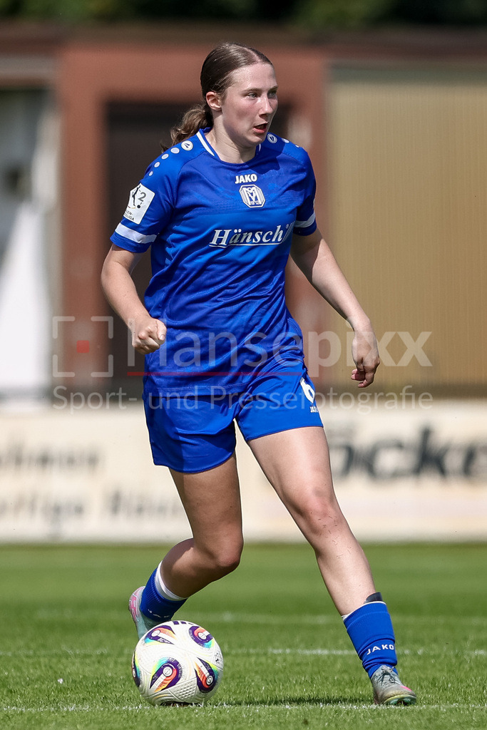 Fussball, Testspiel Frauen, SV Meppen - DSC Arminia Bielefeld | Laura Bröring (SV Meppen, 6) am Ball, Freisteller, Einzelbild, Ganzkörper, Aktion, Action, Spielszene