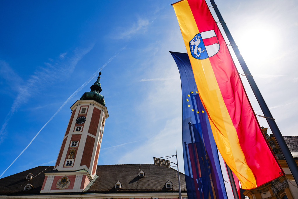 Blick auf das Rathaus mit Fahnen | St. Pölten, Austria - April 25, 2019: Blick auf das Rathaus mit verschiedenenFahnen. - Realisiert mit Pictrs.com