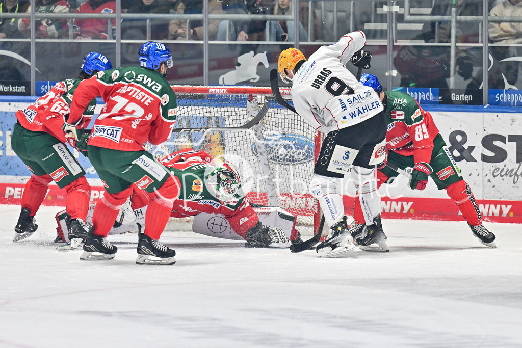 Augsburger Panther - Fischtown Pinguins | Gemeinsam koennen die panther um Strauss MANN (Augsburger Panther #38) einen Gegentreffer verhindern / DEL: Augsburger Panther - Fischtown Pinguins, Curt Frenzel Stadion am 08.01.2025