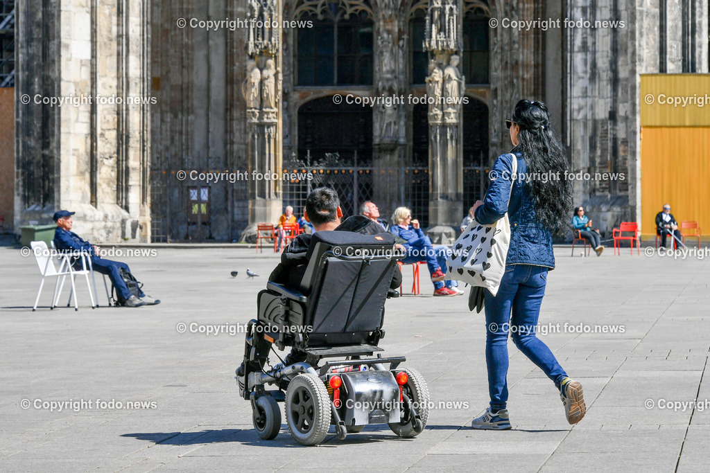 Deutschland_ Baden-Wuerttemberg_ Ulm_ 11.04.2025-21 | 11.04.2025, Deutschland, GER, Baden-Wuerttemberg, Ulm, im Bild Themenbild, Stadtansichten, Muenster, Gotisch, Sehenswuerdigkeit, Ulmer Muenster, Munster Platz, Touristen, Besucher, Feature, Symbolbild