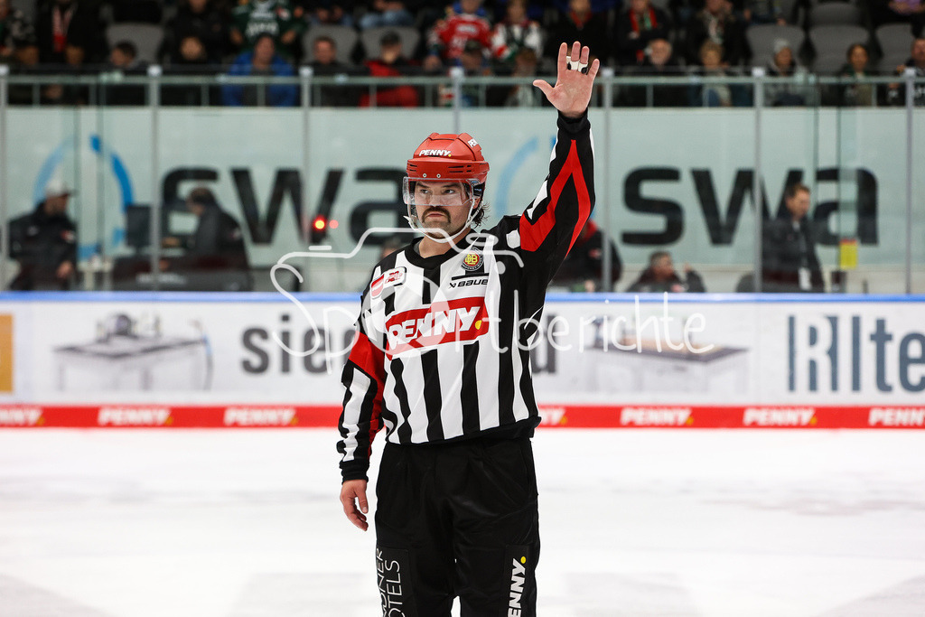 Augsburger Panther - Nürnberg ICE Tigers | DEL Hauptschiedsrichter Roman GOFMAN in Aktion / Freisteller / Einzelfoto