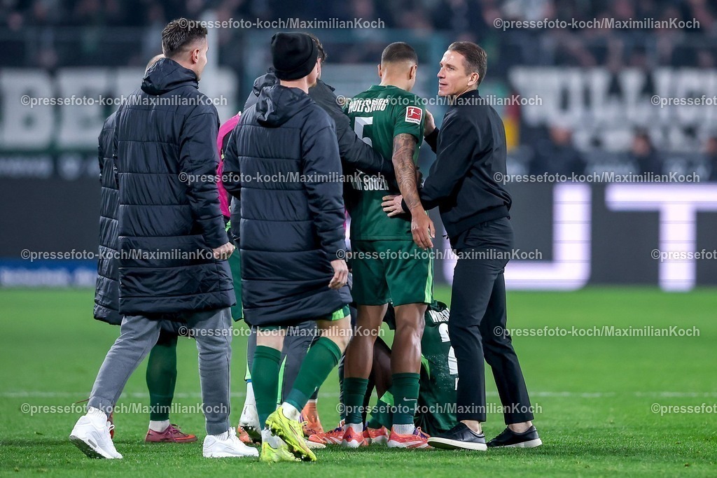 BMG13122502208 | 13.12.2025, Fußball, Borussia Mönchengladbach - VfL Wolfsburg, 1. Fußball Bundesliga, 14.Spieltag, Borussia-Park, Saison 2025 2026: Interimstrainer Daniel Bauer (VfL Wolfsburg #hc) stürmt nach dem Sieg glücklich zu Vini Souza&nbsp;(VfL Wolfsburg #05) und Sael Kumbedi&nbsp;(VfL Wolfsburg #26)  auf das Spielfeld   DFB regulations prohibit any use of photographs as image sequences and or quasi-video.