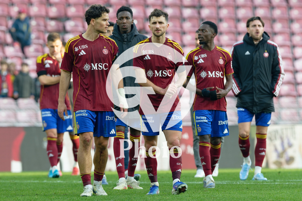 Brack Super League - Servette FC v FC Zurich | Servette FC looks dejected David Douline (28 Servette FC)  Miroslav Stevanovic (9 Servette FC) during the Brack Super League match between Servette FC and FC Zurich at Stade de Geneve in Geneva, Switzerland