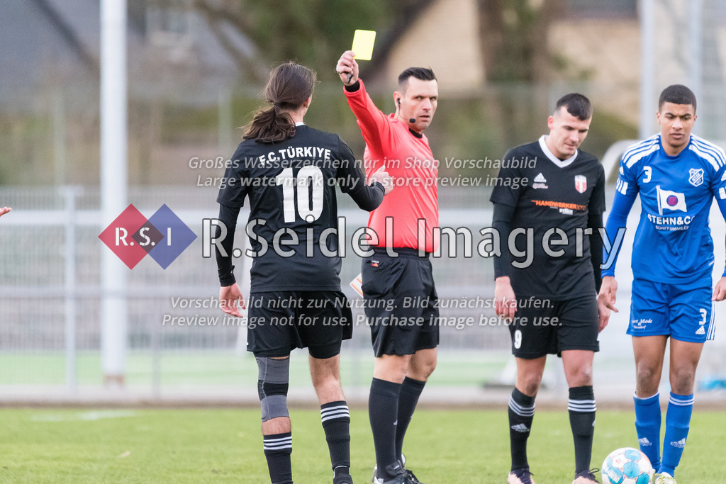 Fußball, Saison 2022/23, Oberliga Hamburg, Niendorfer TSV - FC Türkiye, Sachsenweg (Hamburg), 26.02.2023, 29. Spieltag | Thomas Bauer (Schiedsrichter) zeigt Demian-Coray Wicke (#10, Türkiye) die gelbe Karte.
