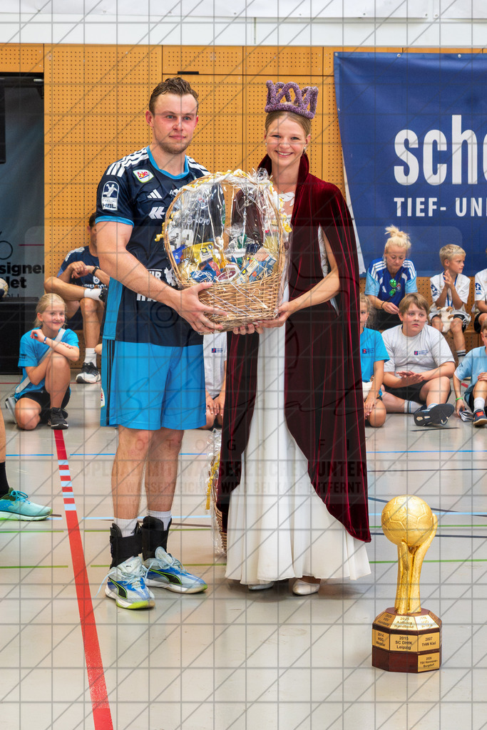 IHC 2026 - TSV Hannover-Burgdorf vs. HC Hamburg | Moritz Sauter (Handball-Club Hamburg #33), Heidekönigin; IHC 2026 - TSV Hannover-Burgdorf vs. HC Hamburg am 09.08.26 in Sporthalle KGS, Schneverdingen - Realisiert mit Pictrs.com