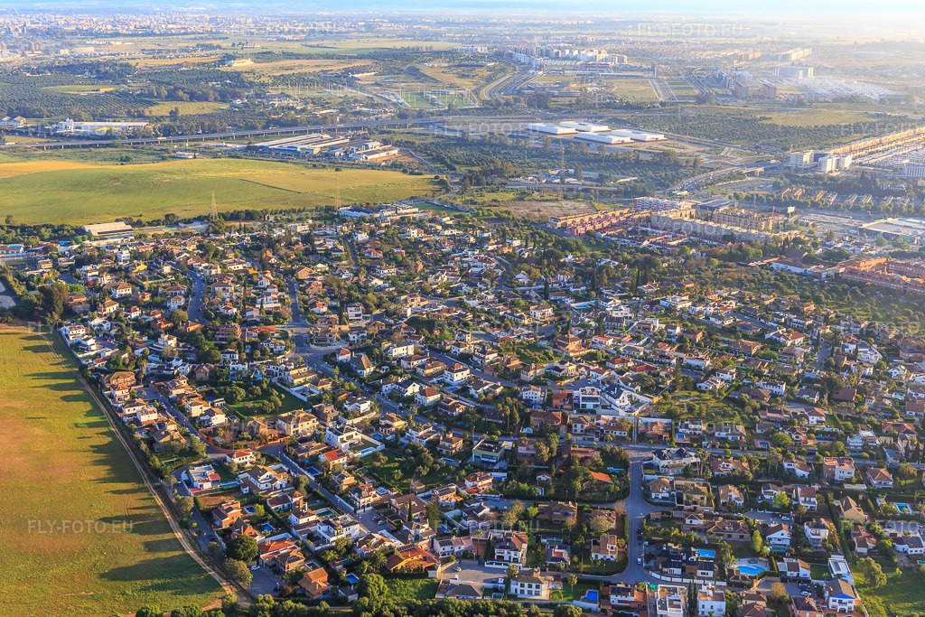 Vue aérienne: District de l'ouest à Dos Hermanas dans le département Séville, Espagne. Photo: IMG_145698.jpg prise le 22/04/2025 par Werner Riehm/FLY-FOTO.euRésolution de l'original: 5472 x 3648 px