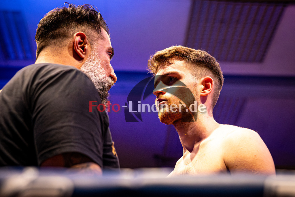 Luka Vujkovic (Kampfsport Kosaric) blau gegen Behlül Yerlinkaya (Munich Combat) rot | MFA Fight Night K1 -75kg Kampf 8, Luka Vujkovic (Kampfsport Kosaric) blau gegen Behlül Yerlinkaya (Munich Combat) rot, 20251108,,2025-11-08 in Penzberg (Wellenberghalle Penzberg), Copyright: WolfgangxLindner www.foto-lindner.de