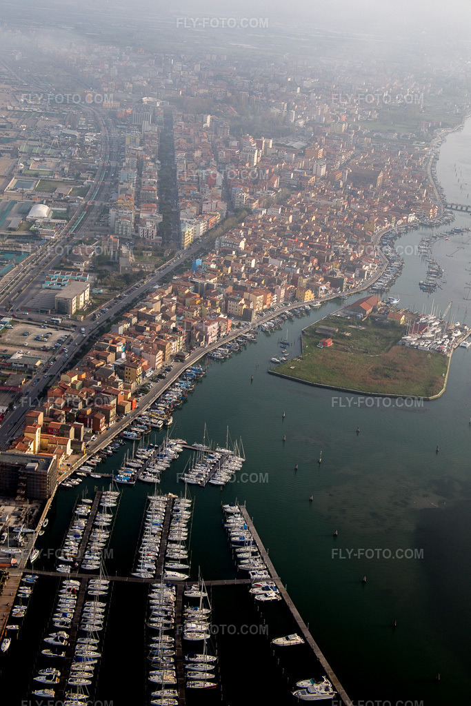 Aerial view: Sottomarina in Faro in the state Veneto, Italy.Photo: IMG_087572.jpg taken on 04/06/2016 by Werner Riehm/FLY-FOTO.comResolution of the original: 3648 x 5472 px