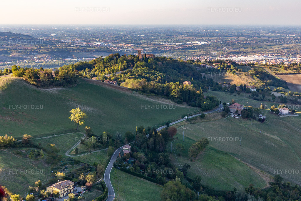 Vue aérienne: Château de Montegibbio Château de Montegibbio à Sassuolo dans le département Modena, Italie. Photo: IMG_134649.jpg prise le 19/09/2022 par Werner Riehm/FLY-FOTO.euRésolution de l'original: 5152 x 3435 pxCastello Di Montegibbio