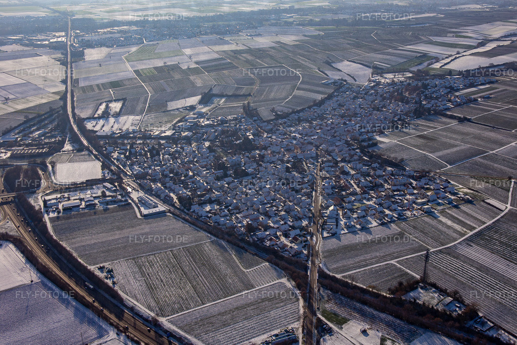 Ortsansicht von Norden im Winter bei Schnee | Luftbild: Ortsansicht von Norden im Winter bei Schnee in Insheim im Bundesland Rheinland-Pfalz in Deutschland. Foto: IMG_135576.jpg vom 16.12.2022 durch ©2025 Werner Riehm fly-foto.de/copyright - Realisiert mit Pictrs.com