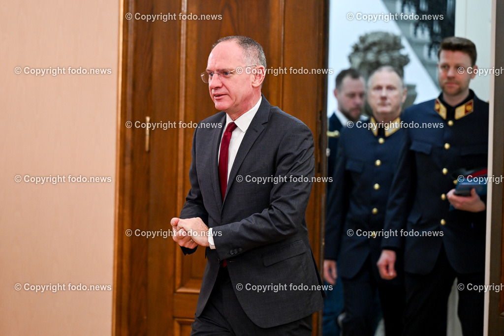 Pressekonferenz Land Ooe_ BM Karner_ LH  Stelzer_ 30.01.2024-7 | 30.01.2024, Linz, AUT, Pressekonferenz Land Ooe, BM Karner, LH Stelzer, Personaloffensive bei der Polizei – Rueckblick und Ausblick im Bild BM Gerhard Karner (VP, Inneres)