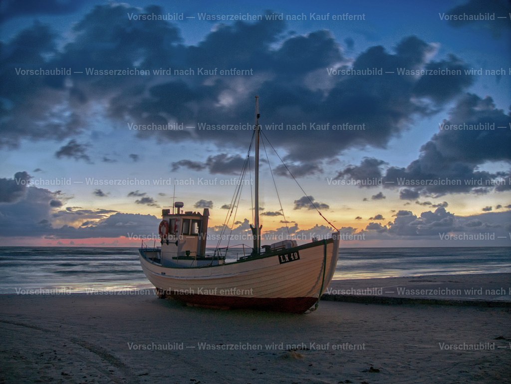 Blaue Stunde über den Fischerbooten am Strand von Løkken. | Wunderschöne Lichtstimmung zum Sonnenuntergang am Strand von Løkken. Die Fischerboote auf dem Sand passen perfekt zur Jammerbucht in Dänemark
