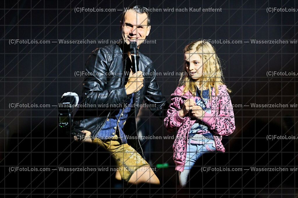 ALP2449_BergBauernTour-Konzert_Naschenweng Melissa | (C)FotoLois.com, Alois Spandl, BergBauernTour 2023 - Melissa Naschenweng, Tourstop in Wieselburg, Konzert im NV-Forum Wieselburg, Sa 8. April 2023.