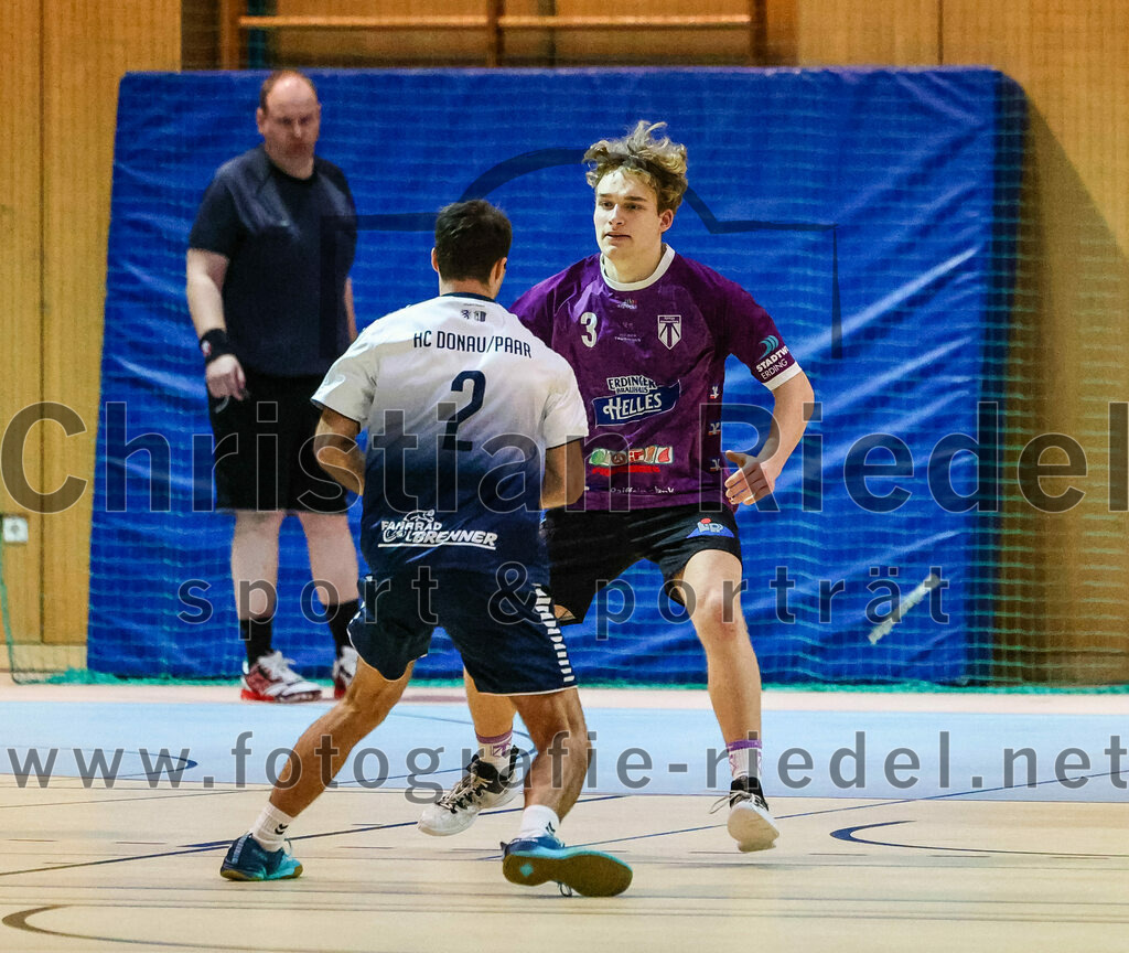 2023-11-11_010_SpVgg_Altenerding_gegen_HC_Donau-Paar | Erding, Deutschland, 11.11.2023:
Handball, Bezirksoberliga Männer 2023 / 2024, 7. Spieltag, SpVgg Altenerding gegen HC Donau/Paar, Endergebnis: 44:32

Dorian Trösken (HC Donau/Paar, #2), Jabob Thees (SpVgg Altenerding, #3)

Foto: Christian Riedel / fotografie-riedel.net