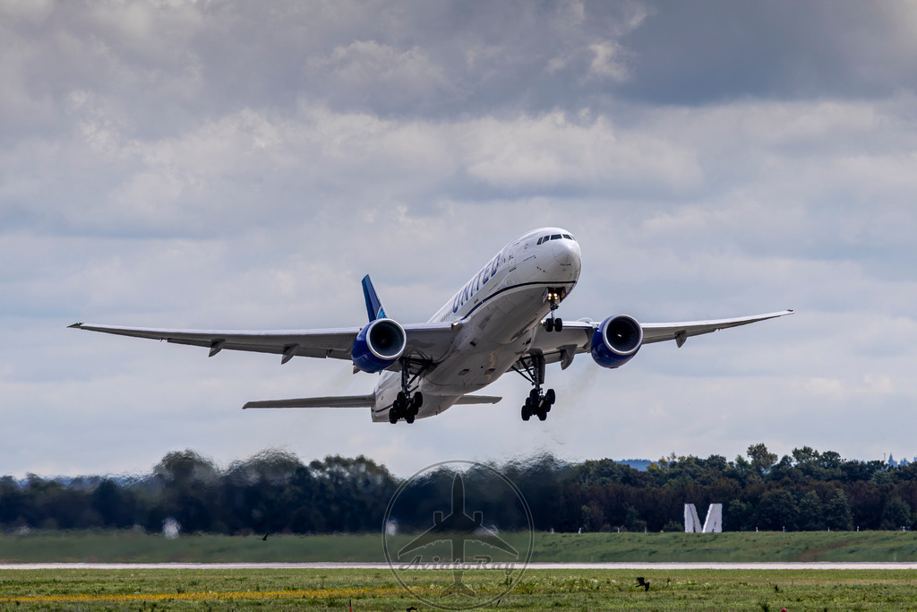 UA109-B772-N226UA-MUC-IAD-20230923-1 | Browse breathtaking aviation photography and order high-quality prints from AviatoRay's gallery. Perfect for enthusiasts and collectors. - Realisiert mit Pictrs.com