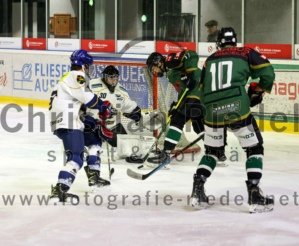 2022-11-26_043_TSV_Erding_gegen_ESC_Geretsried | Erding, Deutschland, 26.11.2022:
Eishockey, Bayernliga U20 2022 / 2023, xx. Spieltag, TSV Erding gegen ESC Geretsried, Endergebnis: 5:3

Lucas Lieb (ESC Geretsried, #13), Torwart Jan Philipp Marco (ESC Geretsried, #30), Lucas Lehner (Erding Gladiators, #17), Ryan Finn Henke (Erding Gladiators, #10)

Foto: Christian Riedel / fotografie-riedel.net
