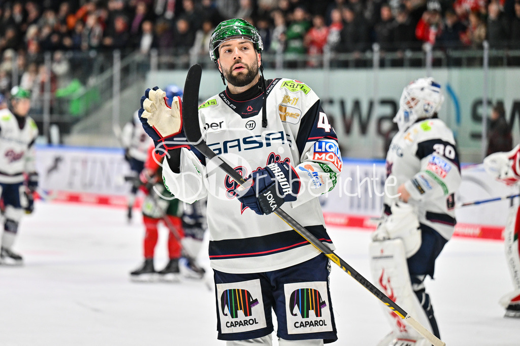 Augsburger Panther - Eisbären Berlin | aUGSBURG, GERMANY - 27. JANUARY: die Spieler der Eisbären bedanken sich bei den Mitgereisten Fans nach dem Match zwischen den Augsburger Panthern und den Fischtown Pinguins am 43. Spieltag der Penny DEL im Curt Frenzel Stadion  - Andreas EDER (Eisbären Berlin 43)