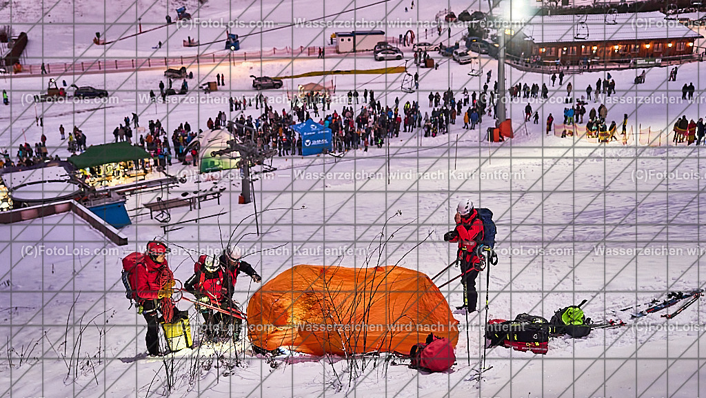 _ALP8107_NACHTderBALLONE_Lackenhof_Bergrettung | ... mit dem Ballonsportclub Ötscherland aus Wieselburg, der Bergrettung Lackenhof mit einer Schauübung, der Perchtengruppe 'Gaminger Ötscherteufeln' und dem Musikverein Lackenhof, So 28. Dezember 2025.          Die Bergrettung zeigte in der Schauübung verschiedene Herangehensweisen zur Personensuche und Rettung. Suche mit Verschüttetensuchhund, Drohne mit Wärmebildkamera und mit der Mannschaft. Schutz für verletzte Person und Abtransport.