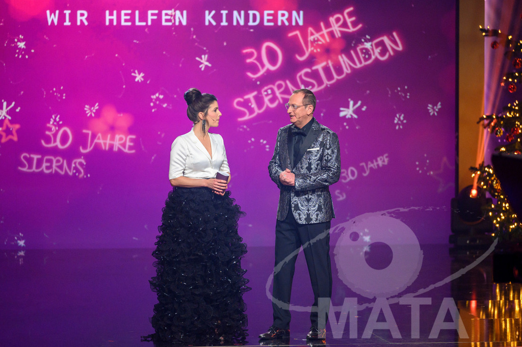 _DWI6028 | Die Eröffnung und die Begrüßung der Ehrengäste mit Moderatorin Sandra Rieß und Moderator Volker Heißmann bei '30 Jahre Sternstunden-Gala 2023' in der Frankenhalle. Nürnberg, 15.12.2023 - Realisiert mit Pictrs.com